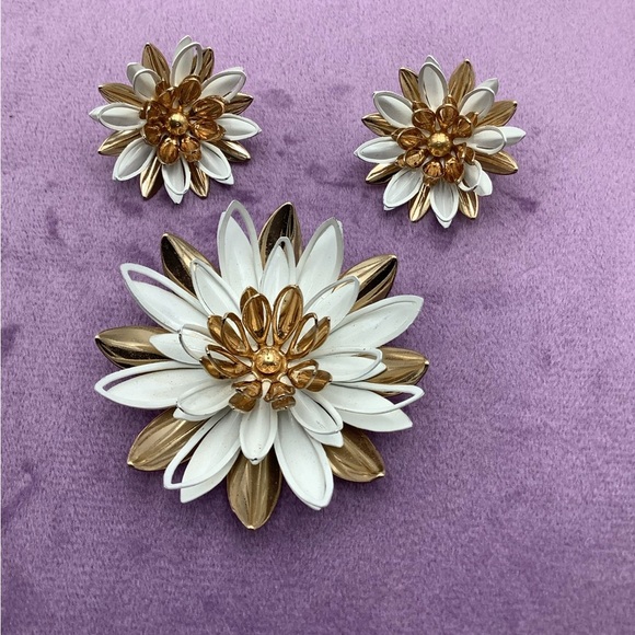 🎄🎄Vintage Sarah Coventry WaterLily 1966 Brooch Clip Earrings - Picture 3 of 6